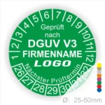 Grünes Prüflabel mit der Aufschrift "Geprüft nach DGUV V3", inklusive Platz für das Firmenlogo und den nächsten Prüftermin, geeignet für Durchmesser von 25-50 mm.