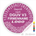 Alt-Text: Rundes Prüfzeichen in lila mit der Aufschrift „Geprüft nach DGUV V3“, Platz für Firmenname und Logo, sowie Angaben zum nächsten Prüftermin und einer Skala von 1 bis 30. Durchmesser von 25-50mm.