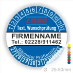 Blaue Prüfplakette mit Monats- und Jahresring zur Kennzeichnung des nächsten Prüftermins, personalisierbar mit Firmenname, Logo, Telefonnummer und Wunschtext. Selbstklebender Prüfaufkleber für Wartung, Sicherheitsprüfung und Betriebsmittelkennzeichnung.