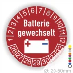 Runder Aufkleber mit der Aufschrift "Batterie gewechselt" und einem Batteriesymbol, um den Austausch von Batterien zu kennzeichnen. Die Zahlen 1 bis 32 sind um den Rand angeordnet, um das Datum des Wechsels festzuhalten. Durchmesser von 20-50 mm, geeignet für verschiedene Anwendungen.