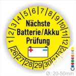 Gelbes Prüfetikett für die nächste Batterie- oder Akkuprüfung, mit einem Symbol für eine Batterie und nummerierten Prüfintervallen von 1 bis 12 und Jahreszahlen 26 bis 32. Ideal für die Kennzeichnung von Wartungsfristen.