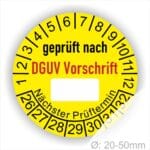 Prüfplakette rund mit Text geprüft nach DGUV Vorschrift danach Beschriftungsfeld in Weiß und Text Nächster Prüftermin. Plaketten Farbe- Gelb und Text in schwarz ausser DGUV Vorschrift in Rot. Monatszahlen oben und Jahreszahlen unten beginnend mit Startjahr- 26, Durchmesser 20-50mm frei wählbar.