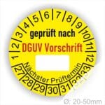 Prüfplakette rund mit Text geprüft nach DGUV Vorschrift danach Beschriftungsfeld in Weiß und Text Nächster Prüftermin. Plaketten Farbe- Gelb und Text in schwarz ausser DGUV Vorschrift in Rot. Monatszahlen oben und Jahreszahlen unten beginnend mit Startjahr- 27, Durchmesser 20-50mm frei wählbar.