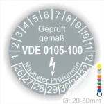 VDE Prüfplakette mit dem Hinweis "Geprüft gemäß VDE 0105-100" und den nächsten Prüfterminen, Durchmesserbereich 20-50 mm, geeignet für elektrische Geräte.