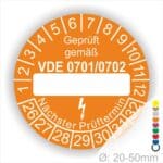 Pruefplakette mit Beschriftungfeld VDE-0701-0702 Farbe- Orange Startjahr- 26 mit Elektro Pfeil Monatszahlen und Jahreszahlen