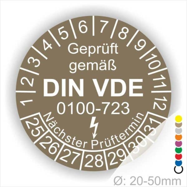 Prüfplaketten rund, Farbe- Braun, Text "Geprüft gemäß VDE 0100-0723" in Weiß danach ein Elektro- Pfeil in Weiß, Startjahr- 25, Monatszahlen Oben und Jahreszahlen Unten in Kreisform. Über den Jahreszahlen Text "Nächster Prüftermin"