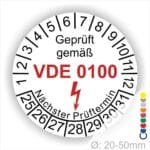 Prüfplaketten rund Farbe- Weiß, Text "Geprüft gemäß VDE 0100" in Schwarz danach ein Elektro- Pfeil in Rot, Startjahr- 25, Monatszahlen Oben und Jahreszahlen Unten in Kreisform. Über den Jahreszahlen Text "Nächster Prüftermin"
