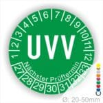 Prüfaufkleber rund, Farbe- Grün, Text "UVV" in Weiß. Startjahr- 27, Monatszahlen Oben und Jahreszahlen Unten in Kreisform. Über den Jahreszahlen Text "Nächster Prüftermin". Die Prüfplakette wird verwendet zur Prüfung von Anlagen & Maschinen