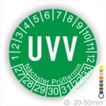 Prüfaufkleber rund, Farbe- Grün, Text "UVV" in Weiß. Startjahr- 27, Monatszahlen Oben und Jahreszahlen Unten in Kreisform. Über den Jahreszahlen Text "Nächster Prüftermin". Die Prüfplakette wird verwendet zur Prüfung von Anlagen & Maschinen