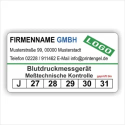 MTK Prüfetikett für Blutdruckmessgerät zur messtechnischen Kontrolle mit Firmenname, Logo, Jahreskennzeichnung und geprüft-bis-Angabe gemäß MPBetreibV