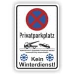 Das Bild zeigt ein Schild mit mehreren Hinweisen: Oben befindet sich ein Verkehrszeichen für ein absolutes Halteverbot (blauer Kreis mit rotem Rand und rotem X). Darunter steht der Text "Privatparkplatz", was darauf hinweist, dass das Parken nur für Berechtigte erlaubt ist. Ein Symbol eines Abschleppwagens mit einem Auto verdeutlicht, dass widerrechtlich abgestellte Fahrzeuge kostenpflichtig abgeschleppt werden. Unten auf dem Schild befinden sich zwei Schneeflockensymbole mit dem Hinweis "Kein Winterdienst!", was bedeutet, dass der Bereich im Winter nicht geräumt oder gestreut wird. Das Schild warnt also vor unbefugtem Parken und informiert darüber, dass bei Schnee und Eis keine Räumung erfolgt.