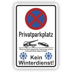 Das Bild zeigt ein Schild mit mehreren Hinweisen: Oben befindet sich ein Verkehrszeichen für ein absolutes Halteverbot (blauer Kreis mit rotem Rand und rotem X). Darunter steht der Text "Privatparkplatz", was darauf hinweist, dass das Parken nur für Berechtigte erlaubt ist. Ein Symbol eines Abschleppwagens mit einem Auto verdeutlicht, dass widerrechtlich abgestellte Fahrzeuge kostenpflichtig abgeschleppt werden. Unten auf dem Schild befinden sich zwei Schneeflockensymbole mit dem Hinweis "Kein Winterdienst!", was bedeutet, dass der Bereich im Winter nicht geräumt oder gestreut wird. Das Schild warnt also vor unbefugtem Parken und informiert darüber, dass bei Schnee und Eis keine Räumung erfolgt.