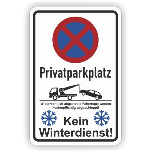 Das Bild zeigt ein Schild mit mehreren Hinweisen: Oben befindet sich ein Verkehrszeichen für ein absolutes Halteverbot (blauer Kreis mit rotem Rand und rotem X). Darunter steht der Text "Privatparkplatz", was darauf hinweist, dass das Parken nur für Berechtigte erlaubt ist. Ein Symbol eines Abschleppwagens mit einem Auto verdeutlicht, dass widerrechtlich abgestellte Fahrzeuge kostenpflichtig abgeschleppt werden. Unten auf dem Schild befinden sich zwei Schneeflockensymbole mit dem Hinweis "Kein Winterdienst!", was bedeutet, dass der Bereich im Winter nicht geräumt oder gestreut wird. Das Schild warnt also vor unbefugtem Parken und informiert darüber, dass bei Schnee und Eis keine Räumung erfolgt.