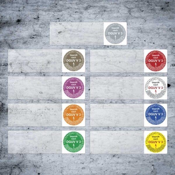 Prüfplaketten mit farbigen Texten. Diese Prüfplaketten für Kabel sind in verschiedenen Farben dargestellt: Weiß, Bronze, Rot, Lila, Orange, Grün und Gelb. Jede Plakette enthält Text, der das Jahr und den Vermerk "Geprüft nach DGUV V 3" zeigt.