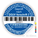 DGUV Prüfplakette mit Barcode und fortlaufender Nummerierung, Farbe blau, Aufdruck „Geprüft nach DGUV Vorschrift 3“, Durchmesser 30–50 mm. Individuell bedruckbarer Prüfaufkleber für elektrische Betriebsmittel nach DGUV V3 – ideal zur Sicherheitskennzeichnung und Prüfung gemäß DGUV Vorschrift 3. Prüfplaketten kaufen bei PrintEngel.de.