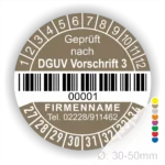 DGUV Prüfplakette mit Barcode und fortlaufender Nummerierung, Farbe braun, Aufdruck „Geprüft nach DGUV Vorschrift 3“, Durchmesser 30–50 mm. Individuell bedruckbarer Prüfaufkleber für elektrische Betriebsmittel nach DGUV V3 – ideal zur Sicherheitskennzeichnung und Prüfung gemäß DGUV Vorschrift 3. Prüfplaketten kaufen bei PrintEngel.de.