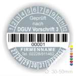 DGUV Prüfplakette mit Barcode und fortlaufender Nummerierung, Farbe grau, Aufdruck „Geprüft nach DGUV Vorschrift 3“, Durchmesser 30–50 mm. Individuell bedruckbarer Prüfaufkleber für elektrische Betriebsmittel nach DGUV V3 – ideal zur Sicherheitskennzeichnung und Prüfung gemäß DGUV Vorschrift 3. Prüfplaketten kaufen bei PrintEngel.de.