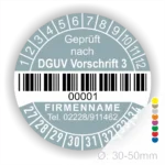 DGUV Prüfplakette mit Barcode und fortlaufender Nummerierung, Farbe grau, Aufdruck „Geprüft nach DGUV Vorschrift 3“, Durchmesser 30–50 mm. Individuell bedruckbarer Prüfaufkleber für elektrische Betriebsmittel nach DGUV V3 – ideal zur Sicherheitskennzeichnung und Prüfung gemäß DGUV Vorschrift 3. Prüfplaketten kaufen bei PrintEngel.de.