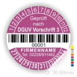 DGUV Prüfplakette mit Barcode und fortlaufender Nummerierung, Farbe lila, Aufdruck „Geprüft nach DGUV Vorschrift 3“, Durchmesser 30–50 mm. Individuell bedruckbarer Prüfaufkleber für elektrische Betriebsmittel nach DGUV V3 – ideal zur Sicherheitskennzeichnung und Prüfung gemäß DGUV Vorschrift 3. Prüfplaketten kaufen bei PrintEngel.de.
