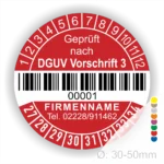 DGUV Prüfplakette mit Barcode und fortlaufender Nummerierung, Farbe rot, Aufdruck „Geprüft nach DGUV Vorschrift 3“, Durchmesser 30–50 mm. Individuell bedruckbarer Prüfaufkleber für elektrische Betriebsmittel nach DGUV V3 – ideal zur Sicherheitskennzeichnung und Prüfung gemäß DGUV Vorschrift 3. Prüfplaketten kaufen bei PrintEngel.de.