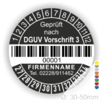 DGUV Prüfplakette mit Barcode und fortlaufender Nummerierung, Farbe schwarz, Aufdruck „Geprüft nach DGUV Vorschrift 3“, Durchmesser 30–50 mm. Individuell bedruckbarer Prüfaufkleber für elektrische Betriebsmittel nach DGUV V3 – ideal zur Sicherheitskennzeichnung und Prüfung gemäß DGUV Vorschrift 3. Prüfplaketten kaufen bei PrintEngel.de.