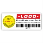 DGUV V3 Prüfetikett mit gelber Prüfplakette, Firmenaufdruck, Barcode und fortlaufender Nummer zur Kennzeichnung geprüfter elektrischer Betriebsmittel.