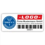 DGUV V3 Prüfetikett mit blau Prüfplakette, Firmenaufdruck, Barcode und fortlaufender Nummer zur Kennzeichnung geprüfter elektrischer Betriebsmittel.