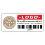DGUV V3 Prüfetikett mit braune Prüfplakette, Firmenaufdruck, Barcode und fortlaufender Nummer zur Kennzeichnung geprüfter elektrischer Betriebsmittel.