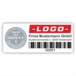 DGUV V3 Prüfetikett mit graue Prüfplakette, Firmenaufdruck, Barcode und fortlaufender Nummer zur Kennzeichnung geprüfter elektrischer Betriebsmittel.