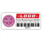 DGUV V3 Prüfetikett mit lila Prüfplakette, Firmenaufdruck, Barcode und fortlaufender Nummer zur Kennzeichnung geprüfter elektrischer Betriebsmittel.
