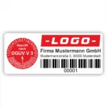 DGUV V3 Prüfetikett mit rot Prüfplakette, Firmenaufdruck, Barcode und fortlaufender Nummer zur Kennzeichnung geprüfter elektrischer Betriebsmittel.