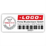 DGUV V3 Prüfetikett mit weiße Prüfplakette, Firmenaufdruck, Barcode und fortlaufender Nummer zur Kennzeichnung geprüfter elektrischer Betriebsmittel.
