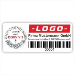 DGUV V3 Prüfetikett mit weiße Prüfplakette, Firmenaufdruck, Barcode und fortlaufender Nummer zur Kennzeichnung geprüfter elektrischer Betriebsmittel.
