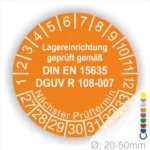 Orange Prüfplakette für Lagereinrichtungen mit Angaben zu DIN EN 15635 und DGUV R 108-007, zeigt den nächsten Prüftermin und Durchmesserbereich von 20-50 mm.
