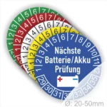 Farbcodierte Prüfaufkleber für Batterien und Akkus in verschiedenen Größen, mit dem Hinweis zur nächsten Prüfung, ideal für die sichere Wartung von elektrischen Geräten.