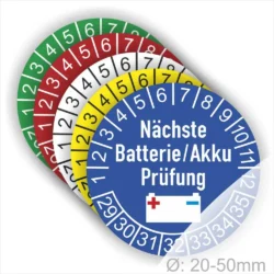 Farbcodierte Prüfaufkleber für Batterien und Akkus in verschiedenen Größen, mit dem Hinweis zur nächsten Prüfung, ideal für die sichere Wartung von elektrischen Geräten.