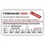 Sicherheitstechnische Kontrolle STK Prüfetikett nach §11 MPBetreibV und EN 62353 mit Firmenname, rotem Logo-Akzent, Monats- und Jahreskennzeichnung, geprüft-bis-Angabe