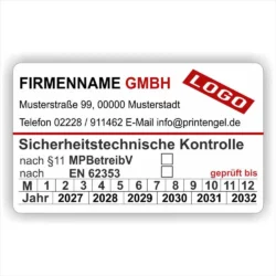 Sicherheitstechnische Kontrolle STK Prüfetikett nach §11 MPBetreibV und EN 62353 mit Firmenname, rotem Logo-Akzent, Monats- und Jahreskennzeichnung, geprüft-bis-Angabe