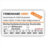 Sicherheitstechnische Kontrolle STK Prüfetikett nach §11 MPBetreibV und EN 62353 mit Firmenname, orangem Logo-Akzent, Monats- und Jahreskennzeichnung, geprüft-bis-Angabe